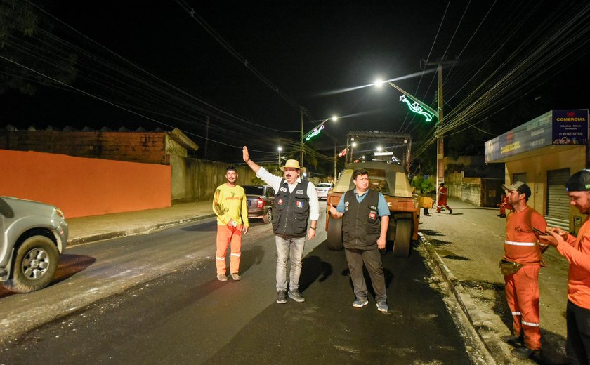 Prefeito Gilberto Gonçalves e Secretário Carlos Gonçalves fiscalizam a implantação da sinalização na principal avenida de Rio Largo