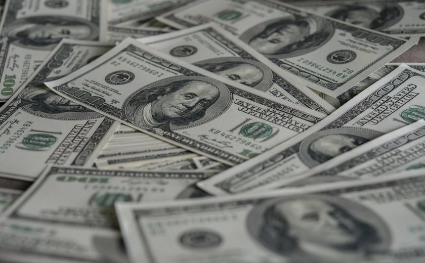 Dólar abre em queda após IPCA e varejo fracos, mas sobe com cautela por juros