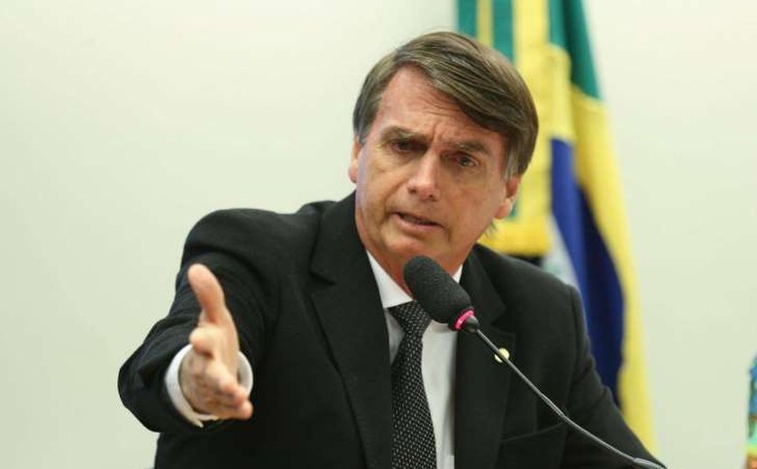 Internação de Bolsonaro imobiliza sua campanha