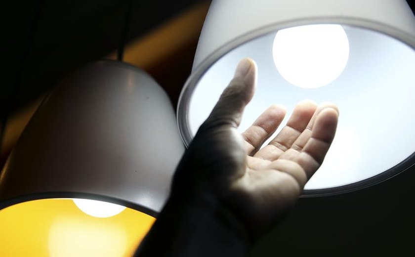 Governo pretende fixar prazo máximo de retorno da luz em caso de chuvas para renovar concessões das empresas