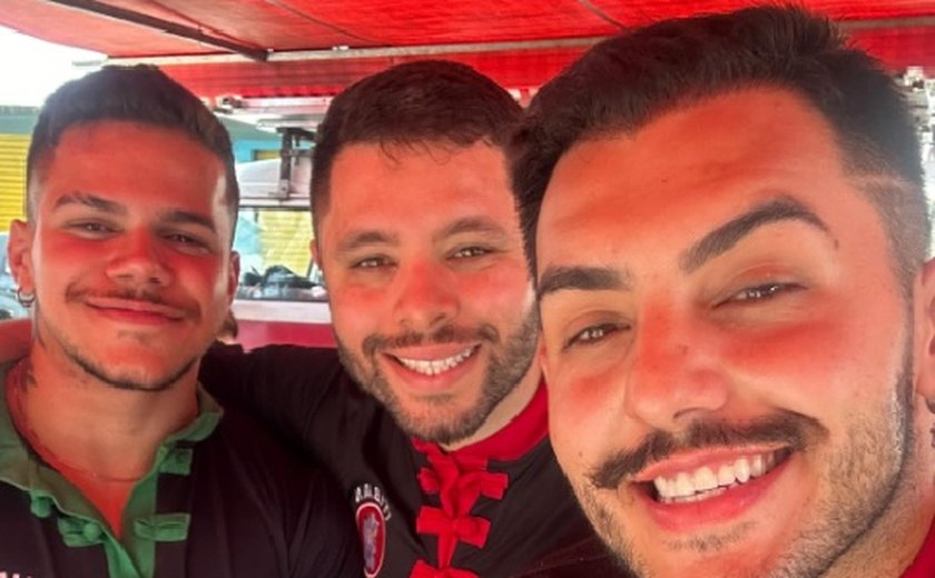 Cantor de abertura de novela que virou pasteleiro revela viver um trisal: 'Não tô nem aí para as críticas'