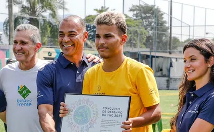 Adolescente de Guadalupe ganha prêmio internacional e recebe visita de campeões mundiais: 'Levar a favela para o mundo'