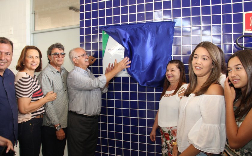 Prefeito inaugura quadra e dá nome de Carlos Eduardo Cavalcante, ícone do esporte arapiraquense