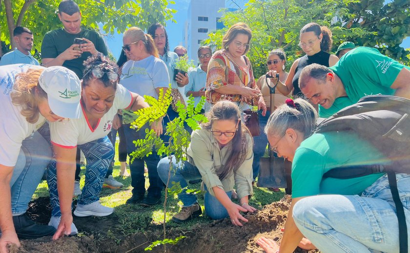 Diretora-executiva da Alurb celebra aniversário com plantio de três árvores na Praça do Skate em Maceió