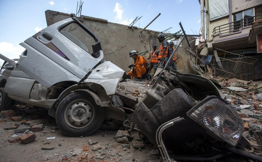 Novo terremoto provoca pânico e deixa mais mortos no Nepal