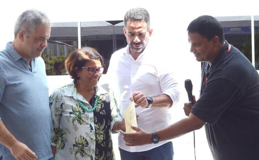 Deputados prestigiam homenagem por tempo de serviço a servidores da Seris