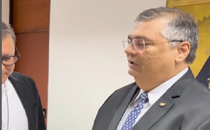 Bancada evangélica critica imagens de Flávio Dino com Bíblia Sagrada: 'Comunista enganador'