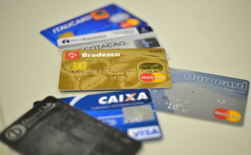 Juros do cartão de crédito rotativo avançam e chegam a 445% ao ano