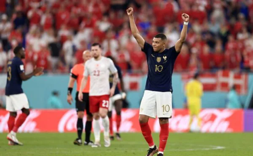 França vence Dinamarca por 2 a 1 com gols de Mbappé e garante vaga nas oitavas