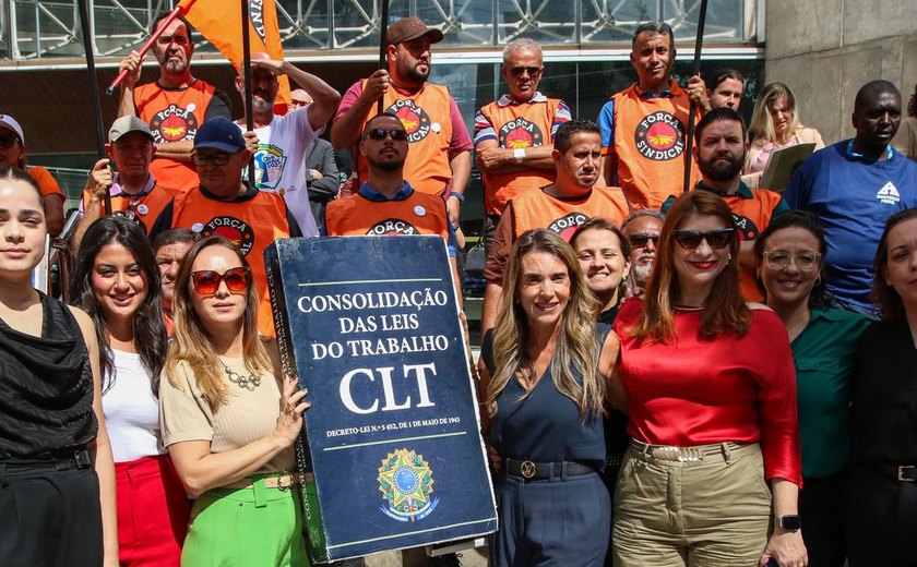 Manifestantes fazem ato em defesa da Justiça do Trabalho em São Paulo