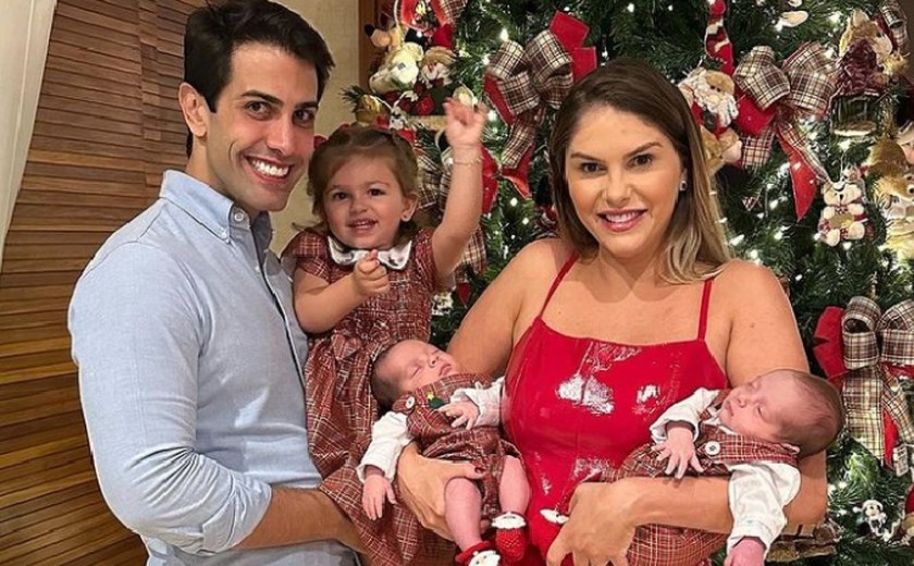 Bárbara Evans mostra o corpo um mês após dar à luz gêmeos