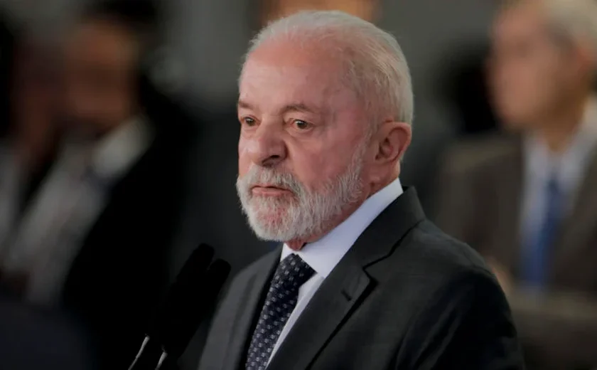Aprovação ao governo Lula segue em queda e desaprovação atinge 56%, aponta PoderData