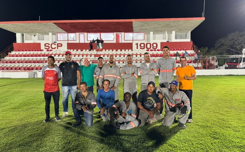 Prefeitura de Penedo conclui instalação de refletores e testa iluminação do Estádio Dr. Alfredo Leahy