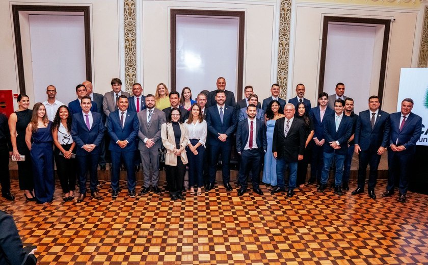 Câmara Municipal faz história e empossa 17 servidores aprovados em concurso público