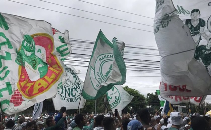 Torcida apoia Palmeiras com festa na porta do CT e recebe carinho dos jogadores