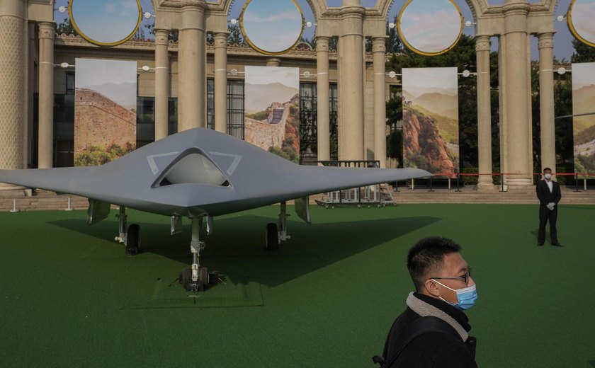 China exibe drones furtivos e cães-robôs armados em desfile militar com foco em IA, diz mídia