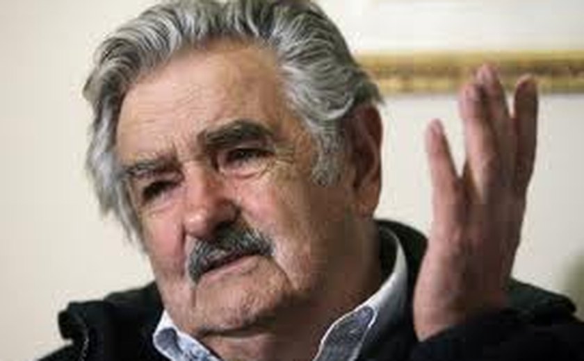 Mujica promulga lei que legaliza a maconha no Uruguai