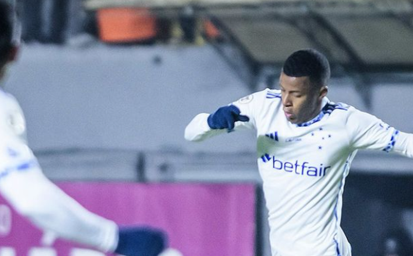 Cruzeiro mantém embalo, ganha fácil, encosta nos melhores e afunda vaiado Grêmio no Brasileirão