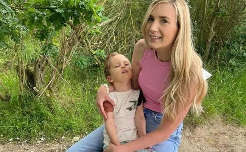 Mãe compartilha luta do filho de 3 anos contra a demência; veja a história