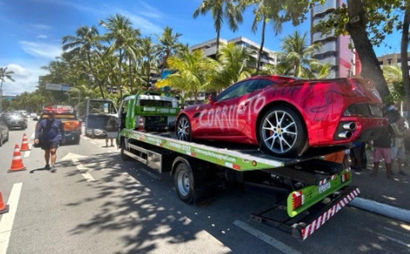 DMTT guincha Ferrari irregular e pichada que estava na orla da Ponta Verde