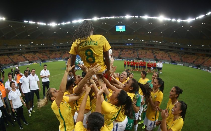 Pelé, Marta, Neymar e outras estrelas do futebol prestam homenagens a Formiga