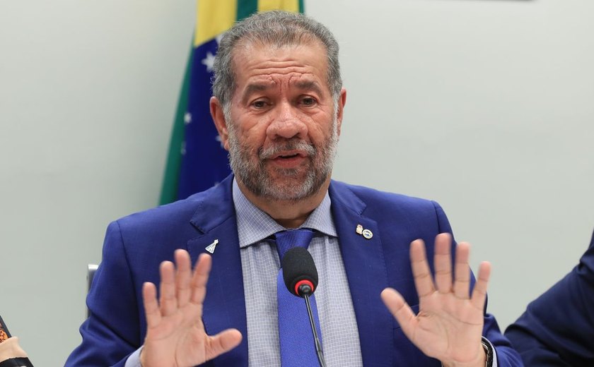 Após escândalo no INSS, Carlos Lupi pede demissão do cargo