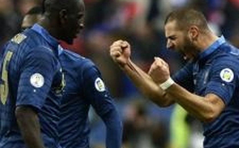 França vence com gols de Benzema e ajuda eletrônica