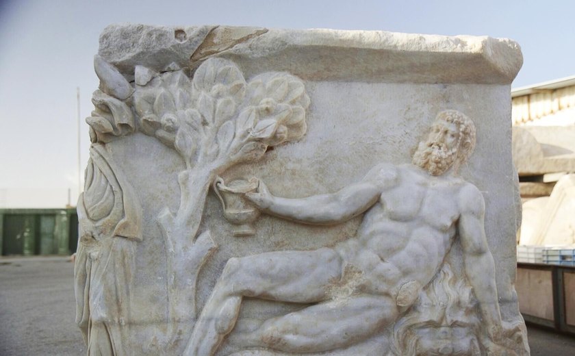 Desenterram sarcófago da era romana que retrata competição entre Dionísio e Hércules (FOTOS)