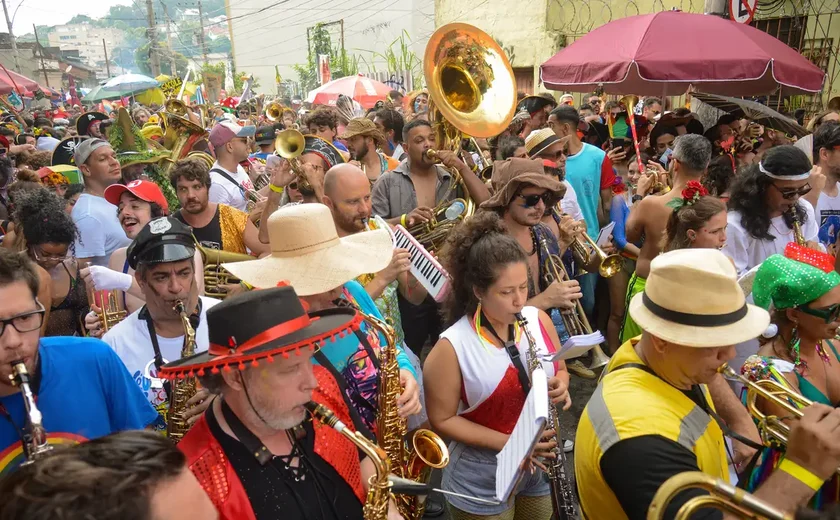 Mais de 80 blocos desfilam no Rio no fim de semana antes do carnaval