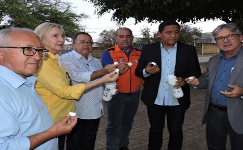 Casal doa pastilhas de cloro à Prefeitura de Palmeira para tratar água de cisternas