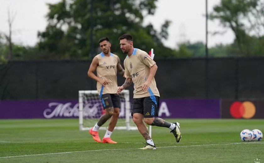 Messi celebra 37 anos durante Copa América e recebe homenagens