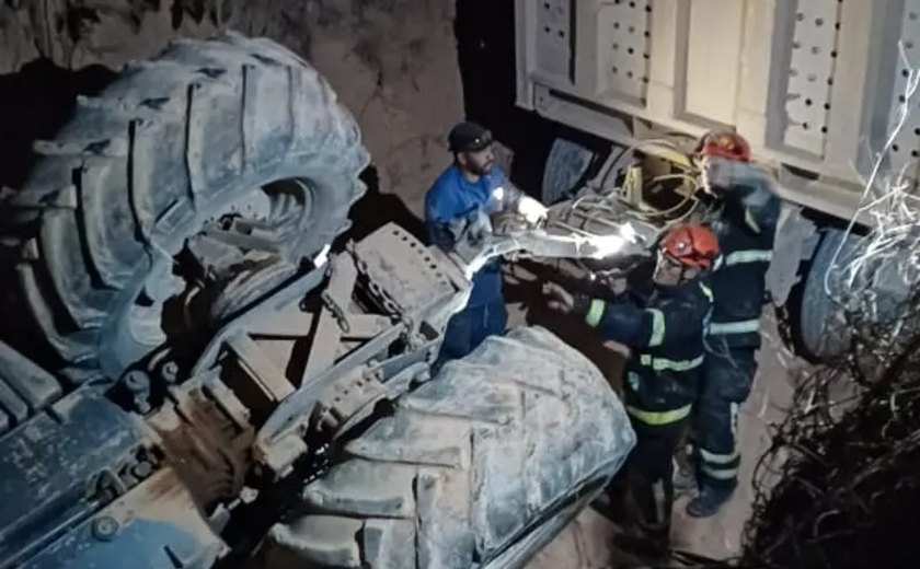 Trabalhador morre e fica preso às ferragens após trator capotar em Rio Largo
