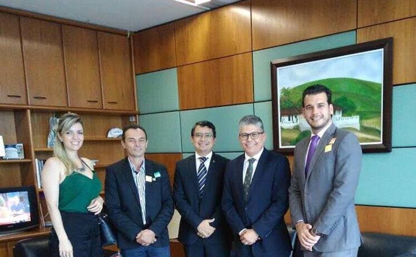 Prefeito Celino Rocha vai a Brasília e garante recursos para a Saúde