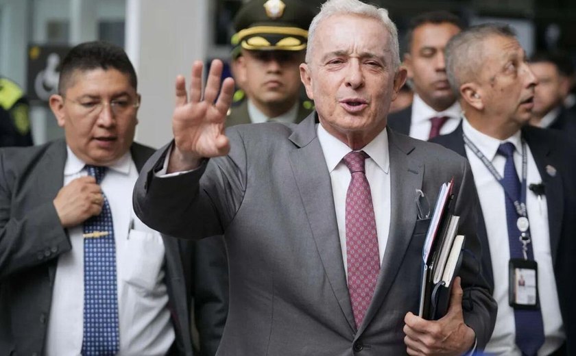 Ex-presidente colombiano Álvaro Uribe é condenado a 12 anos de prisão domiciliar