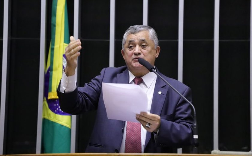 Líder do governo tenta acelerar na Câmara aposta do Planalto para ampliar pena em queimadas