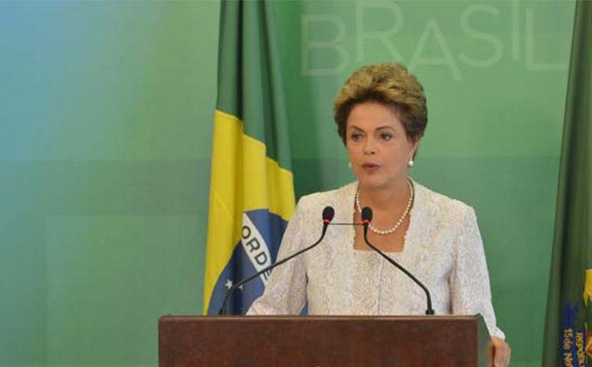 Dilma anuncia corte de 3 mil cargos comissionados e reduz salários de ministros