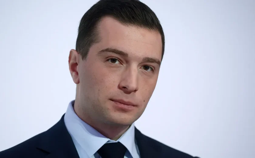 Quem é Jordan Bardella, jovem líder da extrema direita que ameaça chegar ao poder na França