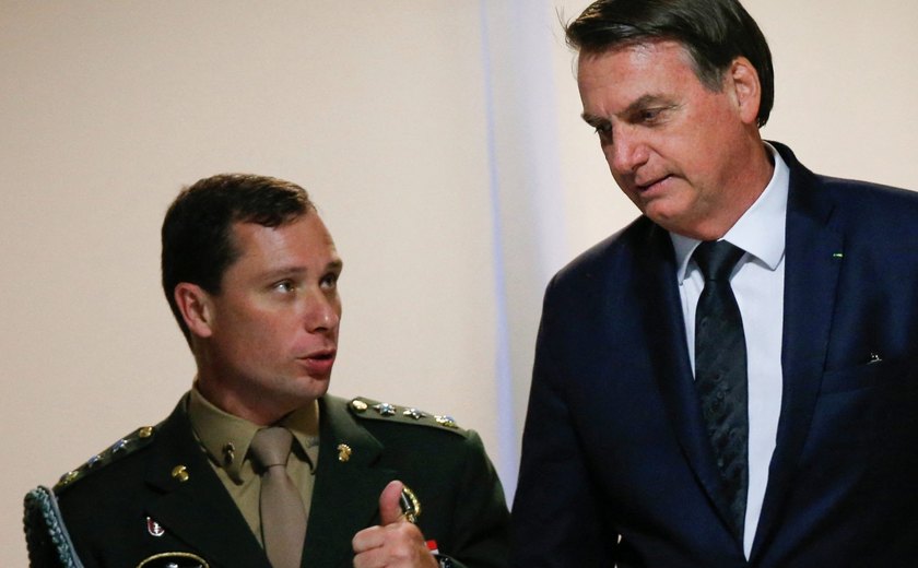 Bolsonaro pediu levantamento de joias e venda dos itens, afirma Cid