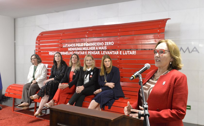 Senado recebe banco vermelho contra feminicídio