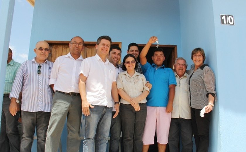 Arapiraca: Célia entrega 50 moradias para famílias de agricultores