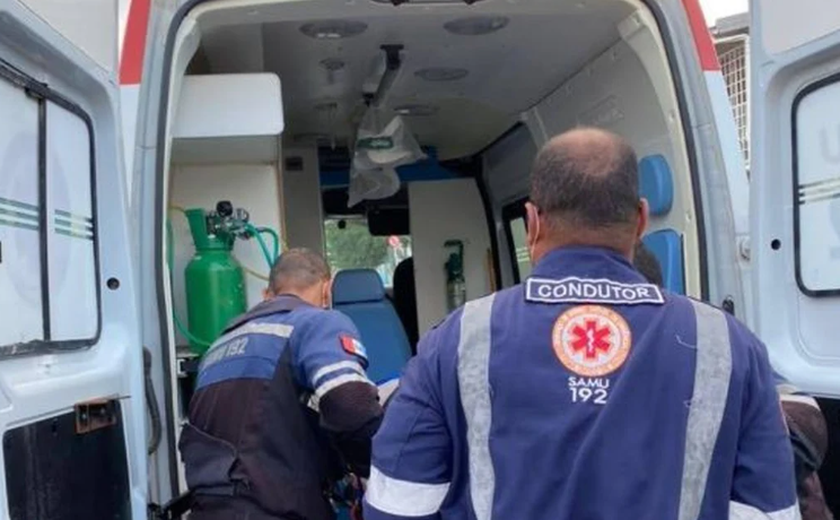 Colisão entre carro e moto deixa motociclista ferido em trevo do Olho D'água dos Cazuzinhas, na AL-115