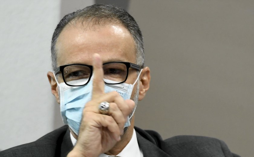 Presidente da Anvisa reage e cobra retratação de Bolsonaro