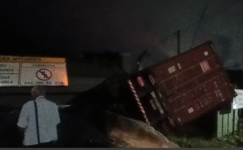 Passarela cai na Anchieta e atrapalha trânsito