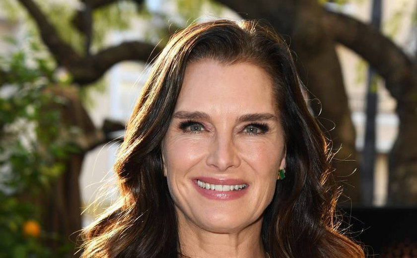 Brooke Shields fala sobre estupro e cinzas da mãe no bar de casa: 'Perto das coisas de que ela mais gostava, o álcool e eu'