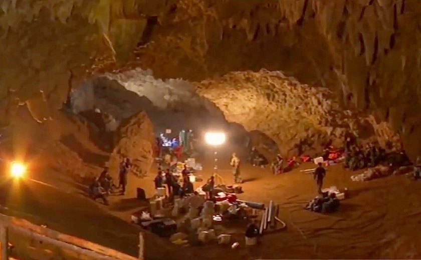 Equipes de resgate localizam primeira vítima do desabamento de túnel na Tailândia