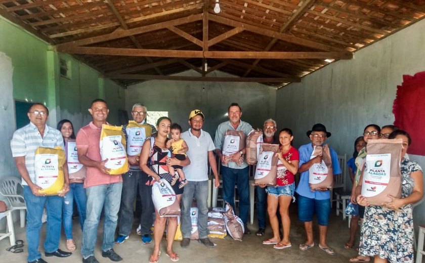 Prefeitura de Arapiraca entrega sementes de plantio para produtores rurais
