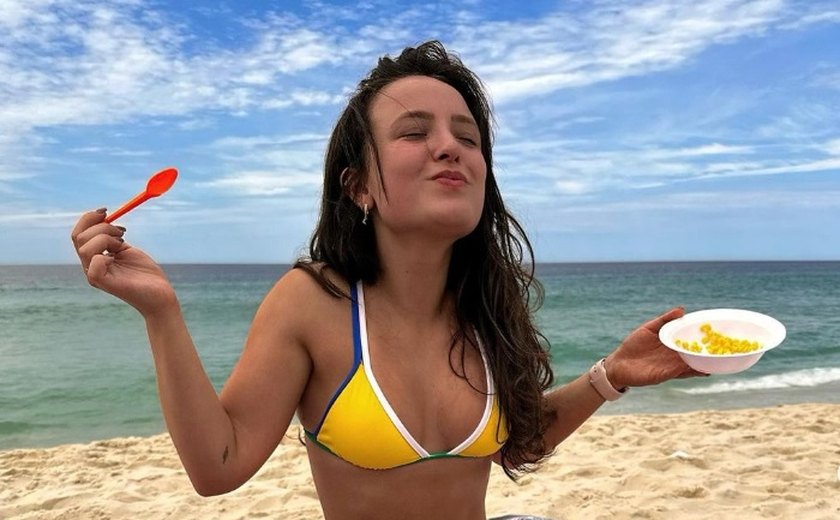 Foto de Larissa Manoela comendo milho viraliza, após entrevista sobre rompimento com os pais
