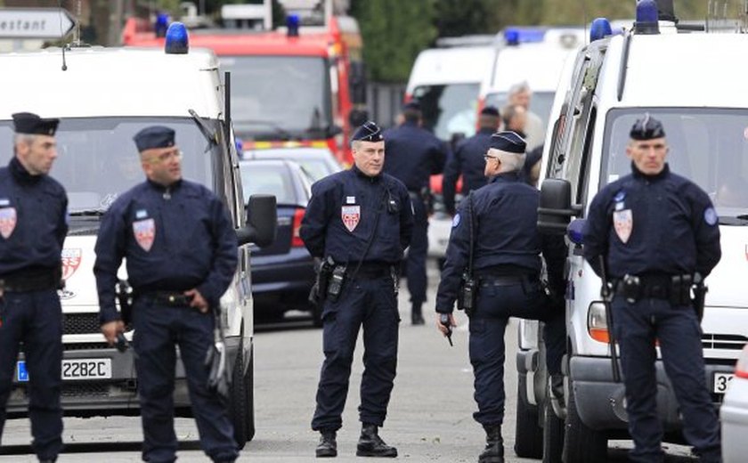 Polícia francesa abre investigação após homem ferir 7 pessoas com faca