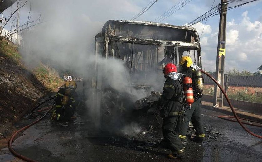 Dois ônibus são queimados no 4º dia de ataques em Minas Gerais
