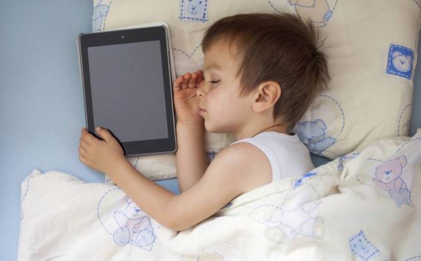Uso de celulares por crianças causa distúrbios do sono e mau desempenho escolar
